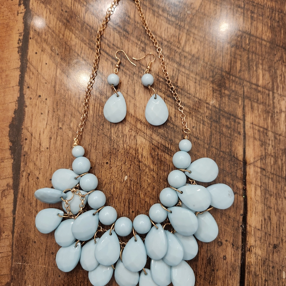 Elegant Blue Teardrop Necklace and Earring Set